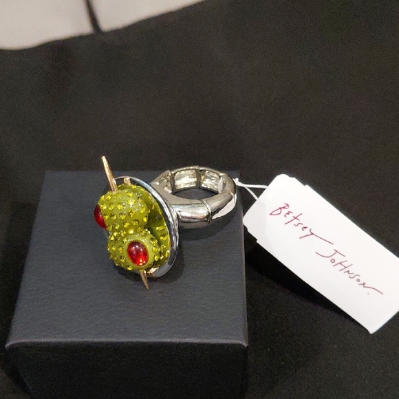 BETSEY JOHNSON OLIVE STRETCH RING - Picture 2 of 6